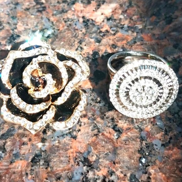 Rose enamelled pin and Hip Hop Ring...New - Picture 1 of 4